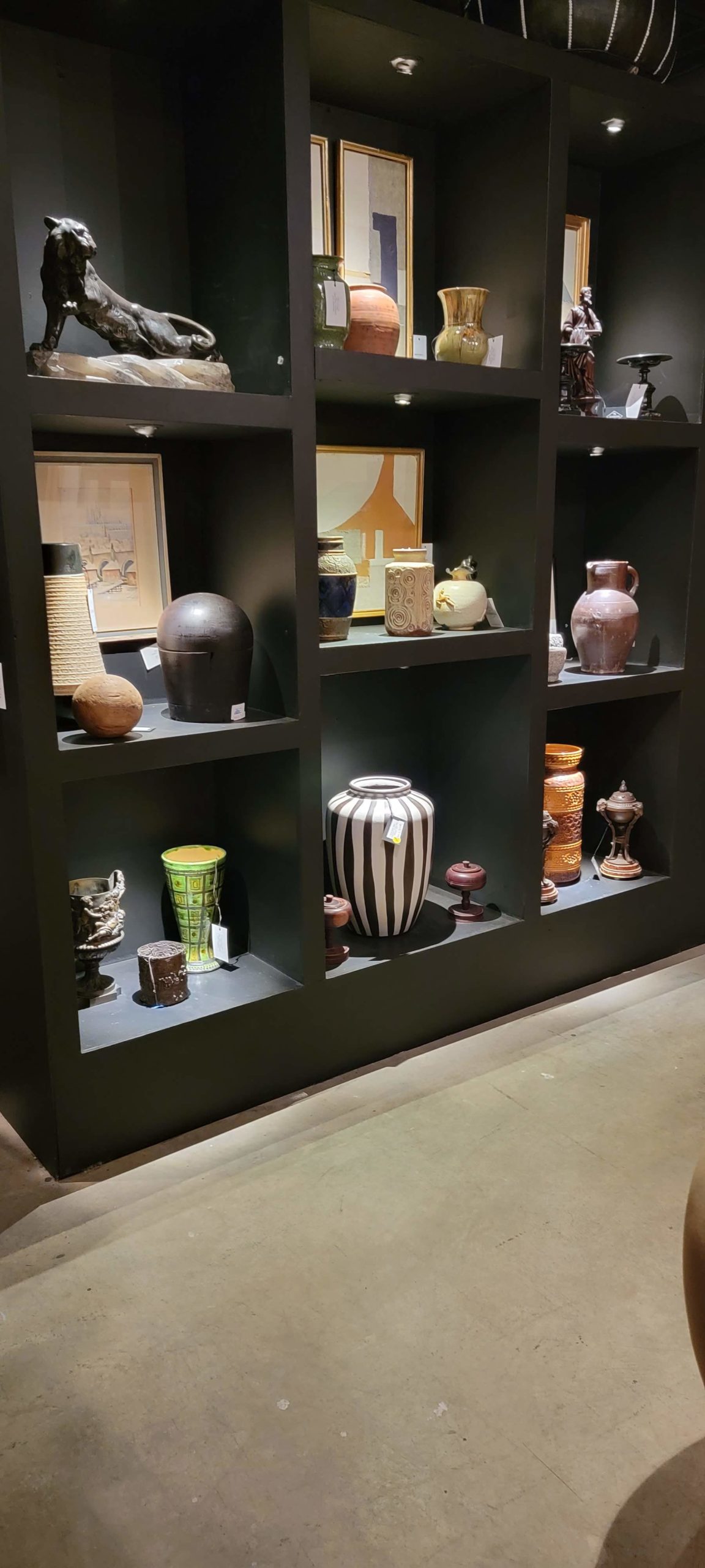 image of vases and decorative objects in shelf